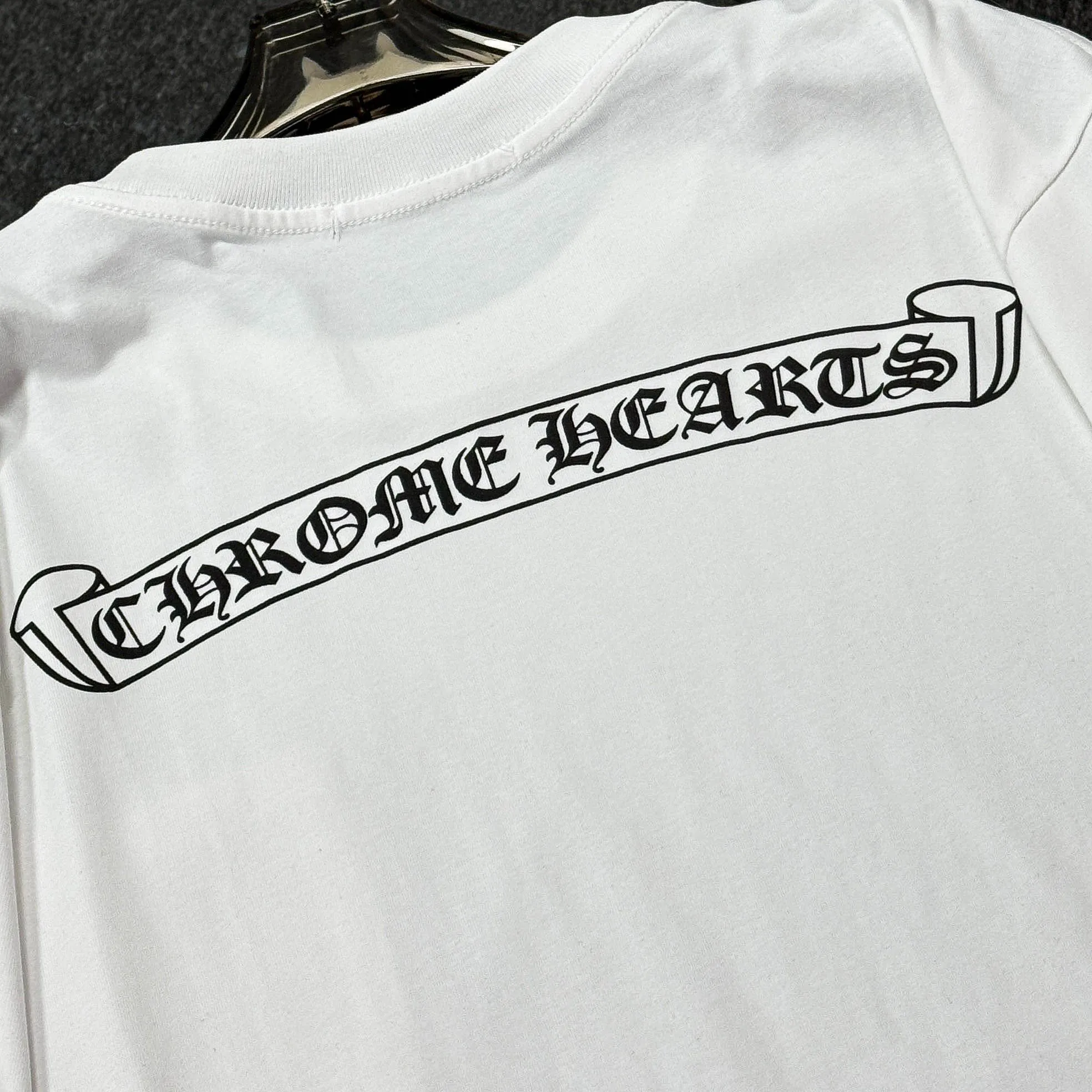 P170 Chrome Hearts Chrome Hearts 25 high-end versions. The fabric is made of 300 grams of high-density pure cotton. It does not deform or shrink. It has three labels. It is the same style for men and women. Technology: Digital printing. Color: White. Black. SIZE: S-XL.
